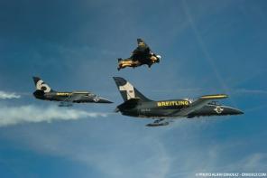 Jetman flies with the Breitling Jet Team - Breitling