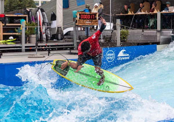 Alpina surfe la vague avec la Swiss Surfing Association