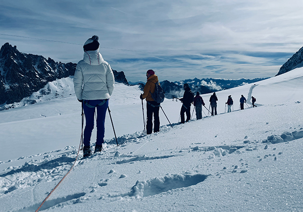 Randonnée dans les Alpes enneigées
