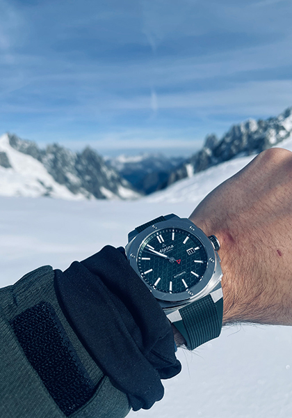 Randonnée dans les Alpes enneigées