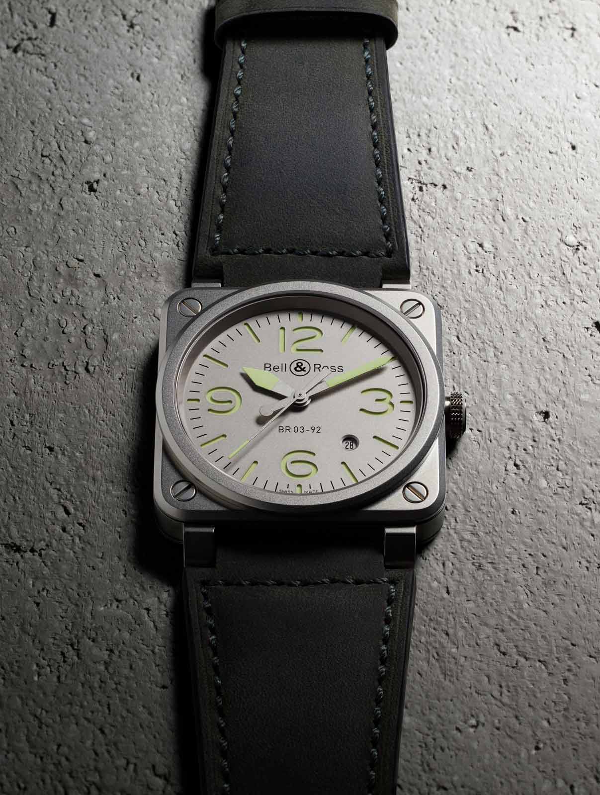 La BR 03-92 Horolum se porte sur un bracelet en veau gris-vert et toile synthétique ultra-résistante noire. 