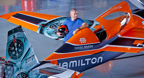 Le designer Daniel Simon avec le design Hamilton pour la Red Bull Air Race, gagné par Nicolas Ivanoff. Oshkosh, 2013. @ DanielSimon.com