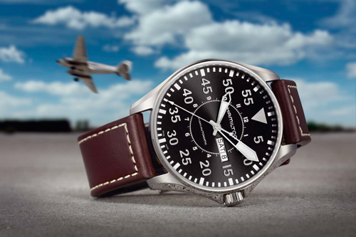 La Khaki Pilot, équipée d’un mouvement automatique, s’inspire des garde-temps d’aviation des années 20. @ Hamilton