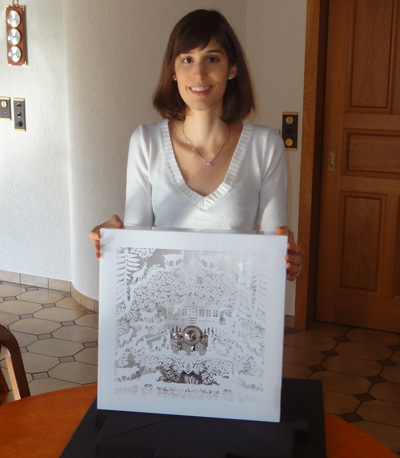 Audrey L. posant avec sa sa boîte à musique Reuge « La Poya ».