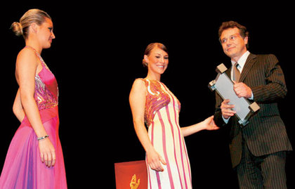 Prix de l'Aiguille d'Or – «Sonnerie Souveraine»: François-Paul Journe, patron de F. P. Journe Invenit et Fecit, entouré des Miss Suisse romande 2004 et 2006, Céline Nussbaumer et Chloé Denivaz.