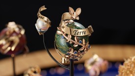 La Terre, habillée d'un ruban en or inspiré par les cartes du ciel du XVIIIe siècle, est figurée par le jaspe vert et rehaussée par des saphirs de deux teintes. ©Van Cleef and Arpels
