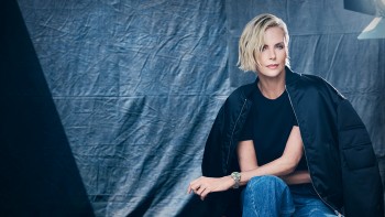 Charlize Theron wearing the Navitimer Automatic 36 © Breitling