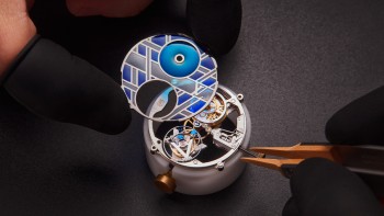 Voyager Tourbillon Volant Poinçon de Genève Plique-à-jour © Louis Vuitton