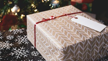 Gift © Kari Shea / Unsplash