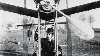  Alberto Santos-Dumont à bord de son aéroplane No. 15, en 1907. Archives Cartier © Cartier.