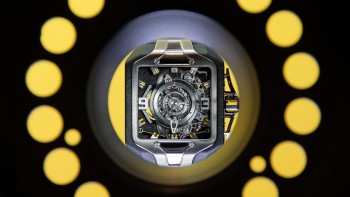Focus on the AS-01 dial, showing the 9 and the 3, the year of origin of the brakes used to manufacture the case © Lorige