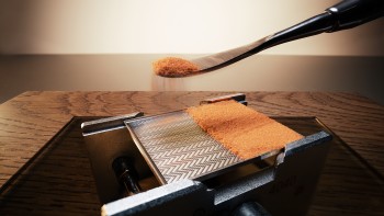 Making of the orange dial for The Reverso Tribute Enamel Xu Beihong © Jaeger-LeCoultre 
