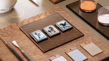 Painting the tree dials of the Reverso Tribute Enamel ‘Xu Beihong’ © Jaeger-LeCoultre 