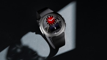 Off-Grid with Red fumé dial, integrated black rubber strap © H.Moser & Cie