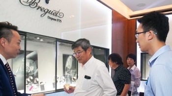 The innovator spirit of the brand amazes Singapore - Breguet