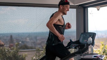 Jan Frodeno takes on a “triathlon at home” - Breitling