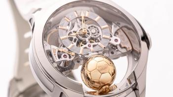 Treat itself to the Ballon d'Or in white gold - Purnell