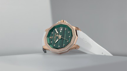 Admiral 42 Meteorite © CORUM