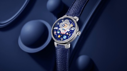 Louis Vuitton Tambour Slim Vivienne Jumping hours Sakura © Louis Vuitton