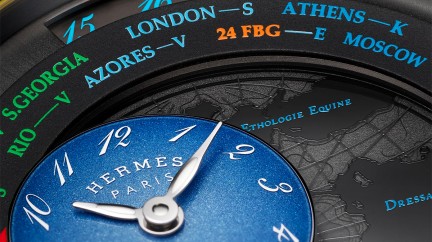 Arceau Le Temps Voyageur Only Watch en titane DLC et platine, 41 mm de diamètre, mouvement H1837 automatique avec heures et minutes décentrées et heures universelles, bracelet en cuir. Estimation : CHF 30 000 – 40 000 © Hermès