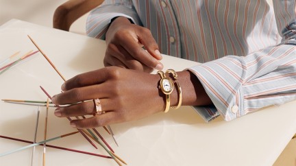 2.	La montre Baignoire de Cartier est désormais disponible sur un bracelet rigide, de type jonc, en or jaune © Cartier