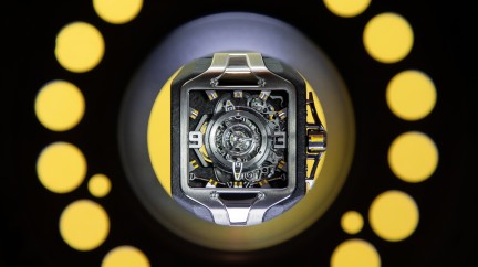 Focus on the AS-01 dial, showing the 9 and the 3, the year of origin of the brakes used to manufacture the case © Lorige