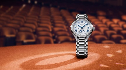 La Prima Luna avec son bracelet acier © Longines 