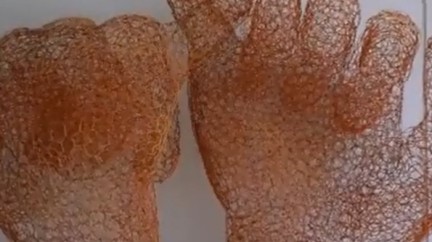 Video. The Pinkie Promise Sculpture by Sally McKay  - Baume & Mercier