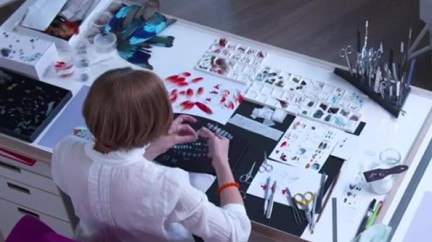 Video. Miniature Feather Art - Van Cleef & Arpels