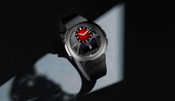 Off-Grid with Red fumé dial, integrated black rubber strap © H.Moser & Cie