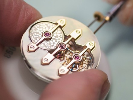 Golden bridges in the feminine mode - Girard-Perregaux