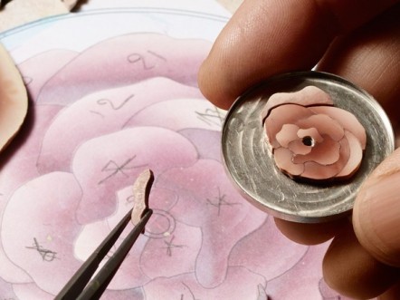 Three roses get the golden Piaget touch - Piaget