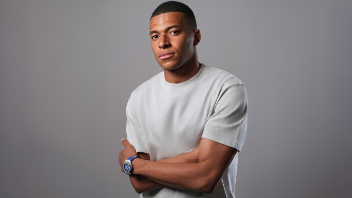 Kylian Mbappé portant la Classic Fusion Chronograph UEFA Champions League Titanium © Hublot