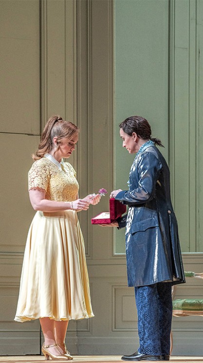 Mélissa Petit receiving the rose in The Knight with the Rose © Chopard