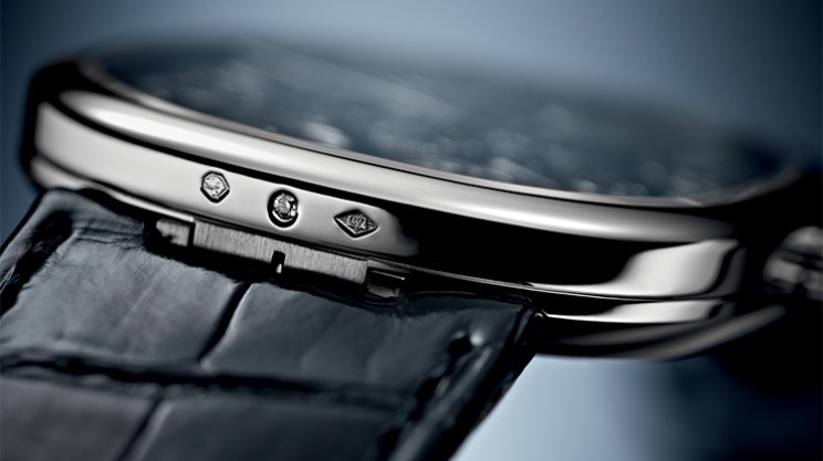Golden Ellipse in platinum, 34.5 x 39.5mm, automatic movement, leather strap. CHF 50,000, © Patek Philippe