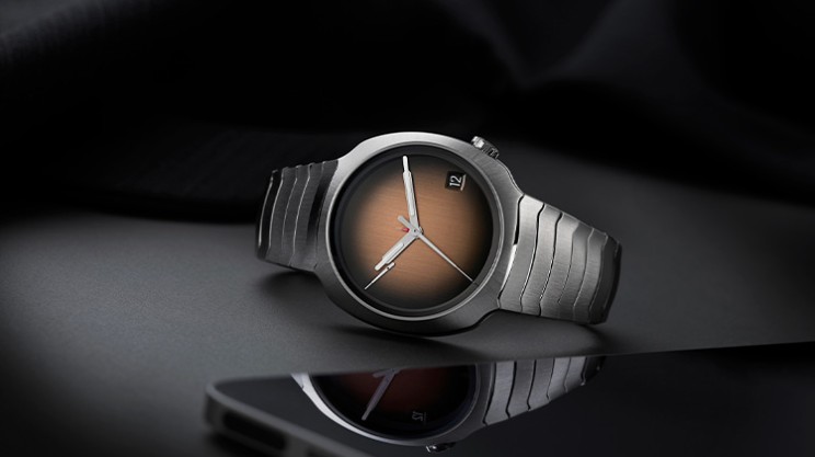 Streamliner Perpetual Calendar Concept Smoked Salmon, ref. 6812-1201, steel model, Smoked Salmon griffé dial, integrated steel bracelet @ H. Moser & Cie