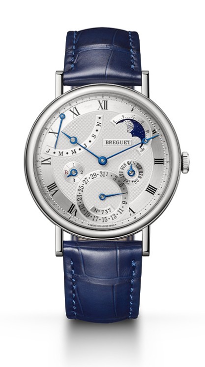 Classique Quantième Perpétuel référence 7327 en or blanc, 39 mm de diamètre, mouvement automatique avec jour, mois et date par aiguilles, indicateurs des phases de Lune, de la réserve de marche et des années bissextiles, bracelet en cuir. © Breguet