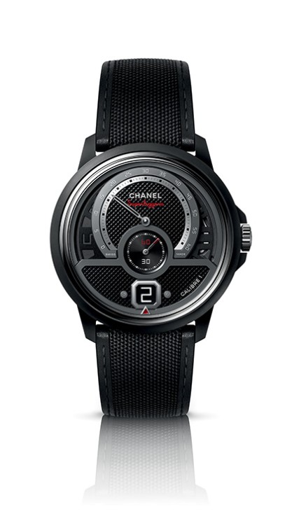 Monsieur édition Superleggera en céramique, 42 mm de diamètre, mouvement à remontage manuel avec heures sautantes, minutes rétrogrades et petite seconde, bracelet en cuir et nylon. © Chanel