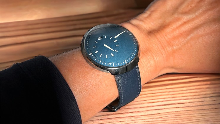 Sophie Furley wearing the Ressence Type 8C © Sophie Furley / WorldTempus