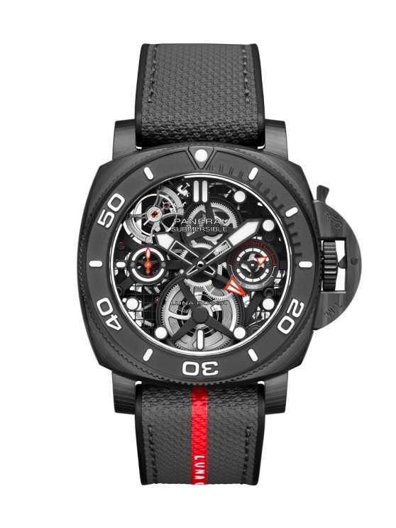 Submersible Tourbillon GMT Luna Rossa Experience en Carbotech, lunette en titane, 45 mm de diamètre, mouvement squelette tourbillon à remontage manuel avec second fuseau horaire sur 24 heures avec indicateur jour-nuit, petite seconde et indicateur de réserve de marche, bracelet en caoutchouc et tissu. Série limitée à 25 exemplaires. © Panerai