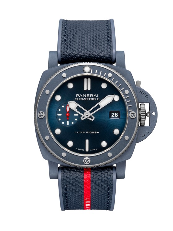 Submersible QuarantaQuattro Luna Rossa en Ti-Ceramitech, 44 mm de diamètre, mouvement automatique avec petite seconde et date par guichet, bracelet en caoutchouc et tissu. © Panerai