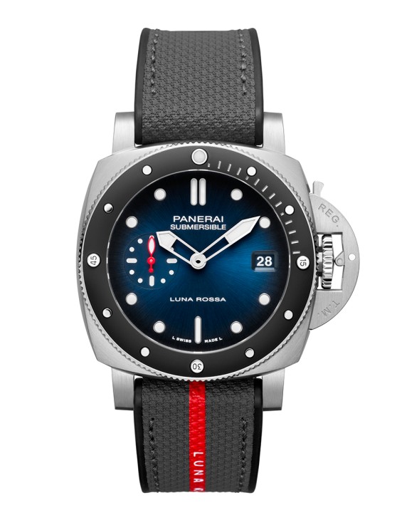 Submersible Tourbillon GMT Luna Rossa Experience en Carbotech, lunette en titane, 45 mm de diamètre, mouvement squelette tourbillon à remontage manuel avec second fuseau horaire sur 24 heures avec indicateur jour-nuit, petite seconde et indicateur de réserve de marche, bracelet en caoutchouc et tissu. Série limitée à 25 exemplaires.