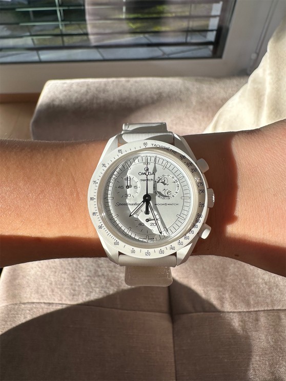 Omega x Swatch MoonSwatch Snoopy Mission to the Moonphase © Skay Fasano