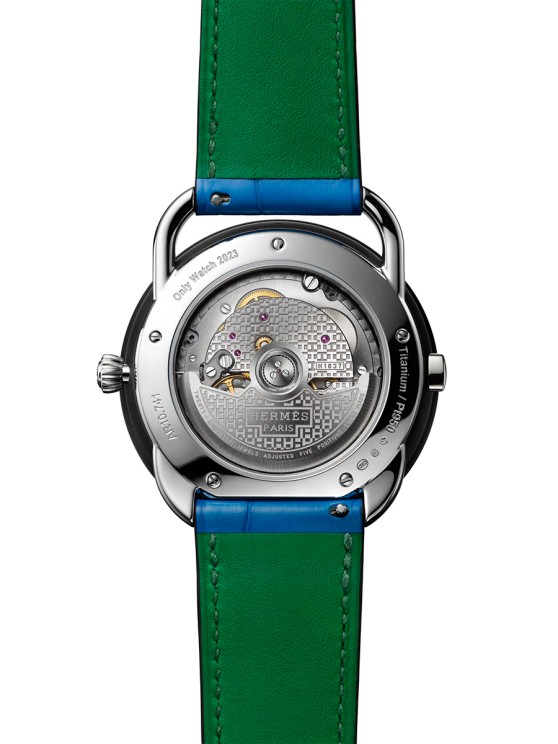 Arceau Le Temps Voyageur Only Watch en titane DLC et platine, 41 mm de diamètre, mouvement H1837 automatique avec heures et minutes décentrées et heures universelles, bracelet en cuir. Estimation : CHF 30 000 – 40 000 © Hermès