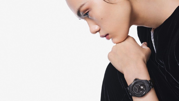 4-	Montre J12 Calibre 5 en céramique, 38 mm de diamètre, mouvement à remontage manuel avec échappement à tourbillon serti d’un diamant, bracelet en céramique © Chanel