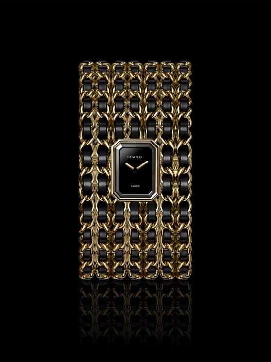 5-	Manchette Première en acier PVD or jaune, 19,7 x 15,2 mm, mouvement à quartz, bracelet chaîne en acier PVD or jaune entrelacé d’un ruban de cuir © Chanel