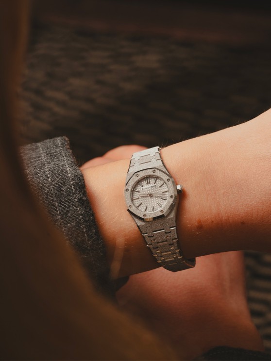 Audemars Piguet Royal Oak Mini Frosted Gold Quartz © Joy Corthesy / WorldTempus