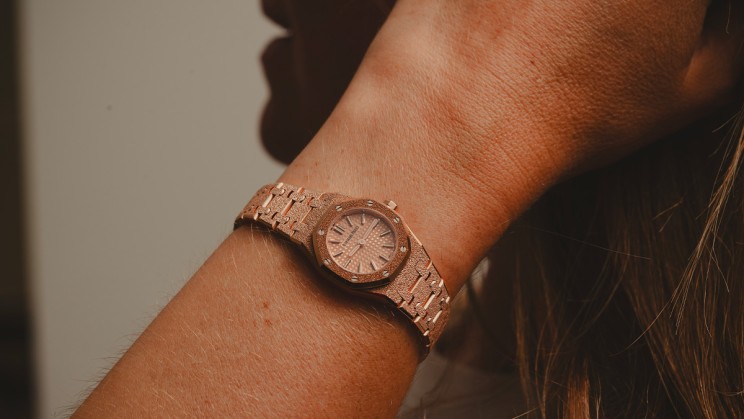Audemars Piguet Royal Oak Mini Frosted Gold Quartz © Joy Corthesy / WorldTempus