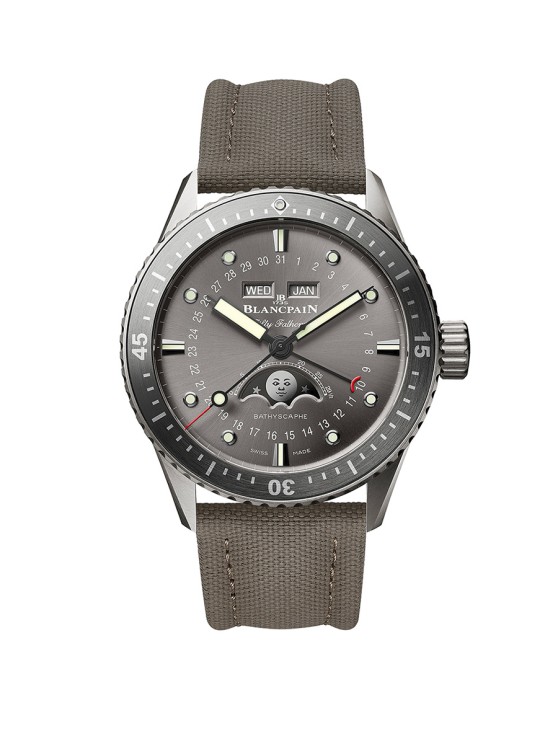 Bathyscaphe Quantième Complet en titane, lunette en céramique, 43 mm de diamètre, mouvement automatique avec date par aiguille, jour et mois par guichets et indicateur de réserve de marche, bracelet textile © Blancpain