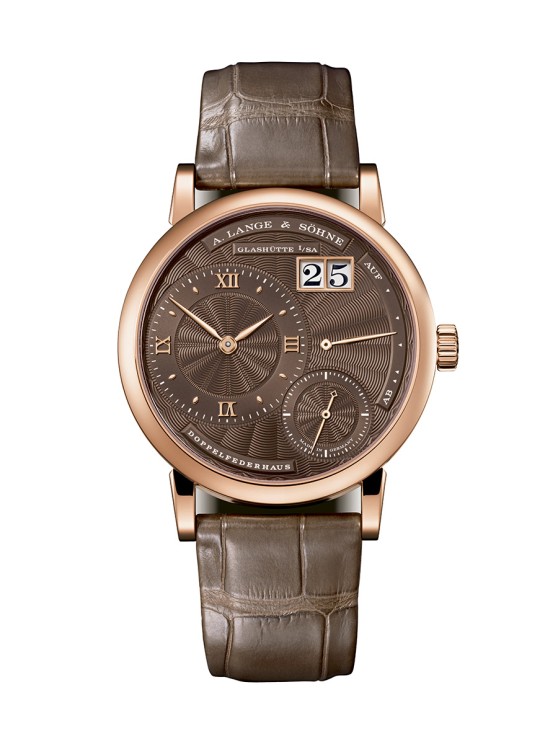 Petite Lange 1 en or rose, 36, 8 mm de diamètre, mouvement à remontage manuel avec heures et minutes décentrées, grande date, petite seconde et indicateur de réserve de marche, bracelet en cuir © A. Lange & Söhne